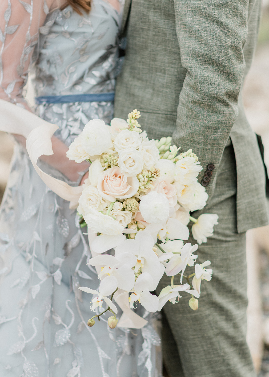 Bouquet details with blush roses and white orchids