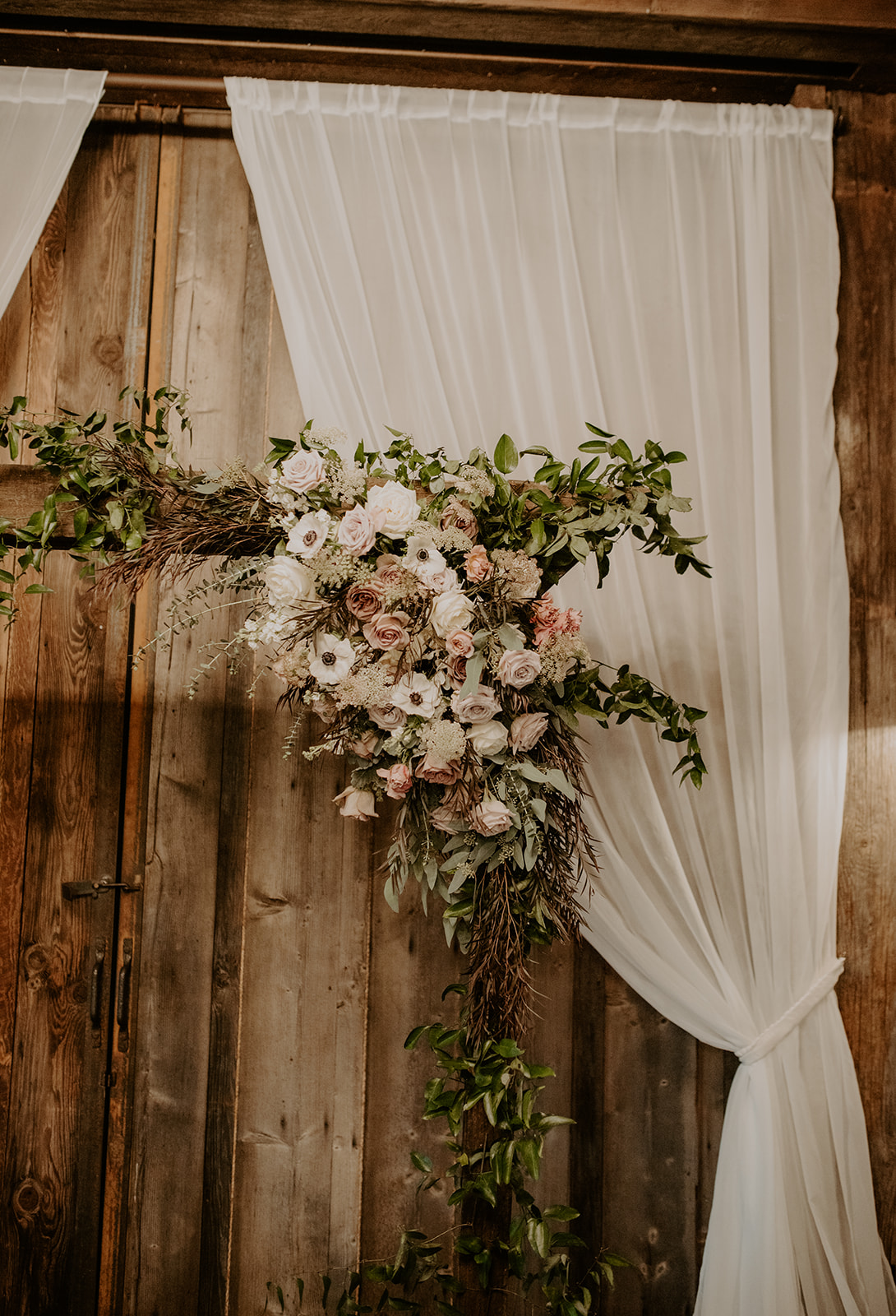 Kelley Farm wedding floral arch details