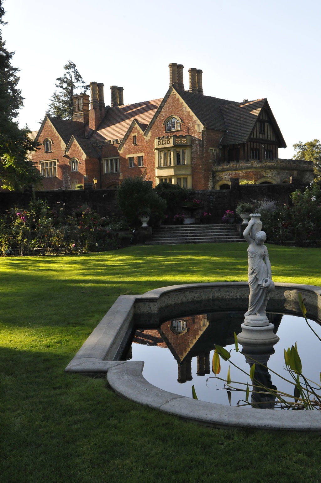 An image of Thornewood Castle from the outdoor fountain