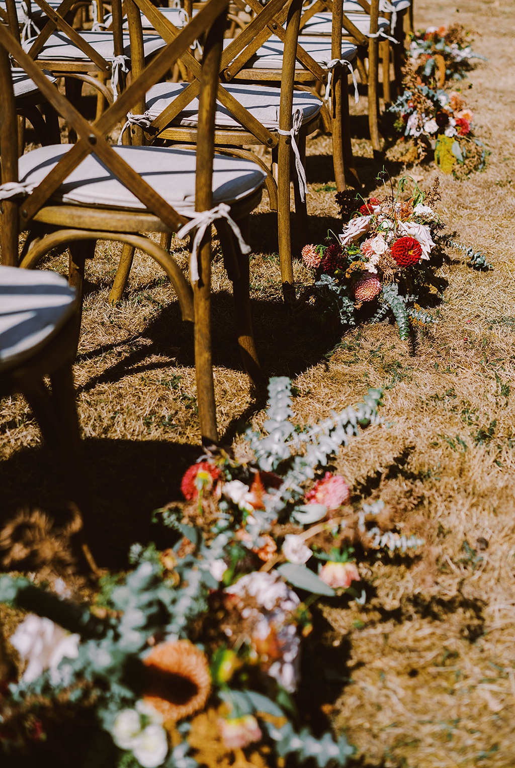 Aisle flowers line the aisle at this summer wedding